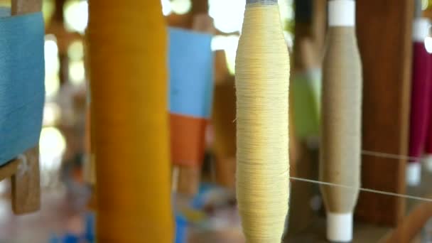 各种颜色的手工卷轴生泰国丝线成卷 泰国北部社区丝线和丝织物的来源 — 图库视频影像