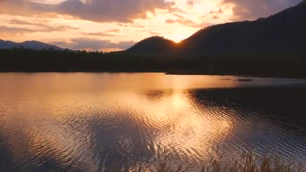 Krásný Výhled Hory Zlatou Oblohou Odraz Vodní Hladině Jezera Při — Stock video