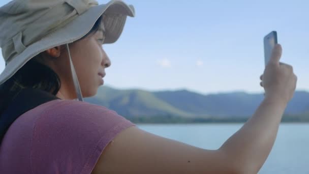 Młoda Dama Turystów Czatujących Smartfonie Rozmowy Wideo Pięknym Tle Jeziora — Wideo stockowe