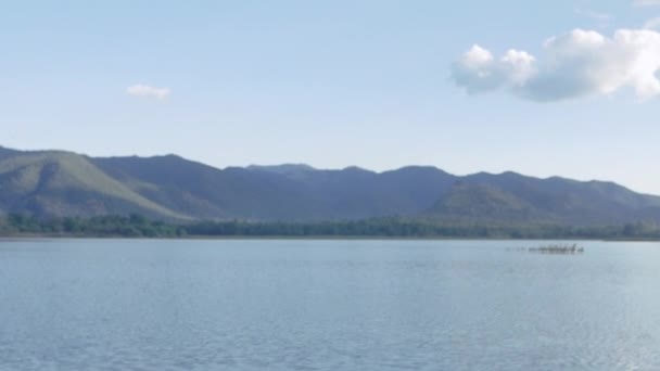 관광객들 스마트폰 비디오로 채팅을 아름다운 호수의 배경을 찾는다 — 비디오