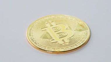 Beyaz arka planda izole edilmiş bozuk paraların üzerinde bitcoin sembolü olan altın sikkeler. Bitcoin ve kripto para birimi ticaret sistemi kavramı.