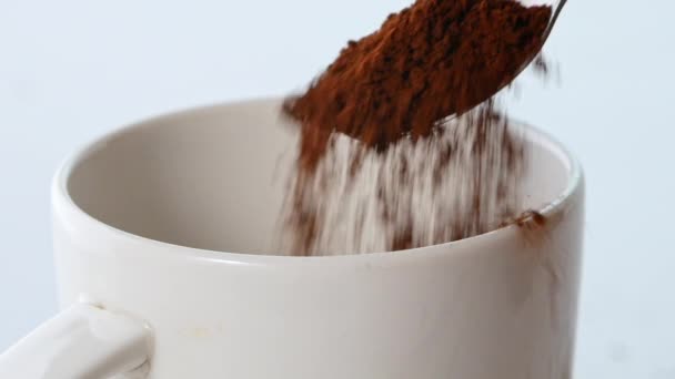 Polvere Cacao Pura Che Cade Tazza Bianca Cucchiaio Prepara Fare — Video Stock