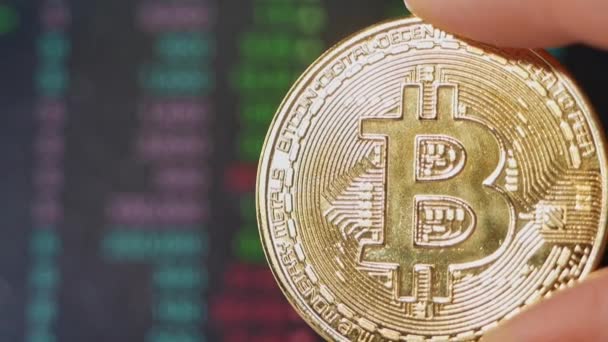 Goldene Münzen Mit Bitcoin Symbol Auf Der Kurstabelle Als Verschwommener — Stockvideo