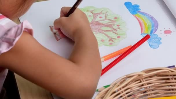 Zblízka Ruka Dítěte Kreslení Šťastnou Rodinu Papíře Barevnými Tužkami Stolu — Stock video