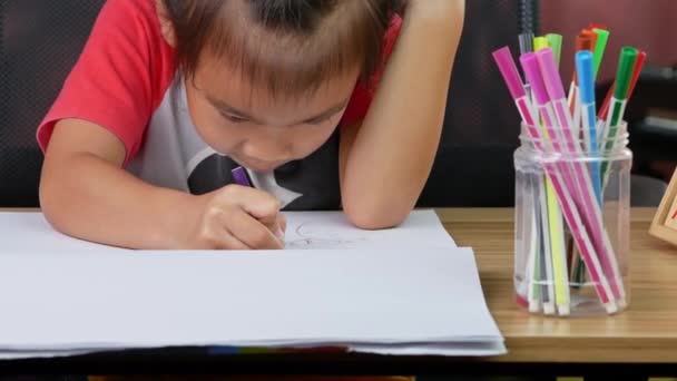 Uma Menina Bonita Está Desenhando Arco Íris Papel Com Lápis — Vídeo de Stock