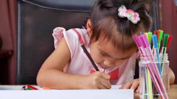 Uma Menina Bonita Está Desenhando Arco Íris Papel Com Lápis — Vídeo de Stock