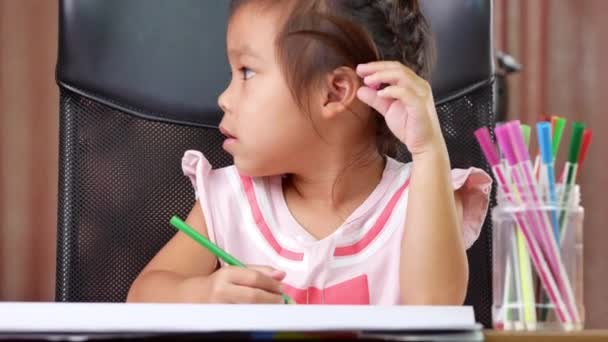 Ένα Χαριτωμένο Κοριτσάκι Ζωγραφίζει Ένα Ουράνιο Τόξο Χαρτί Χρωματιστά Μολύβια — Αρχείο Βίντεο