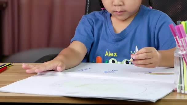 Uma Menina Bonita Está Desenhando Arco Íris Papel Com Lápis — Vídeo de Stock