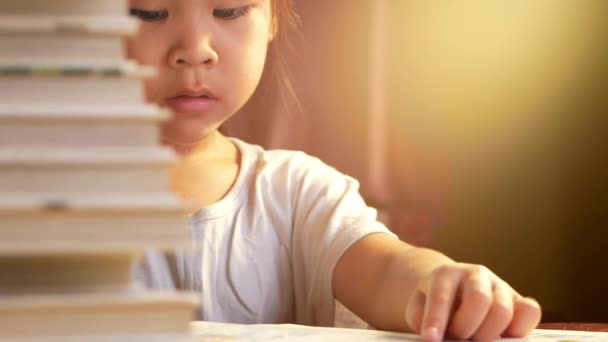 Маленькая Милая Девочка Читающая Книгу Сидит Дома Столе Оставайтесь Дома — стоковое видео