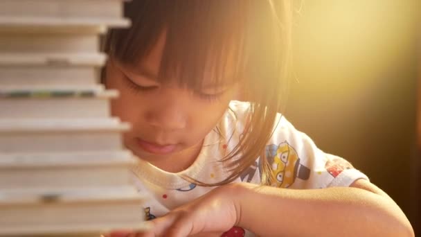 Mała Urocza Dziewczyna Czytająca Książkę Siedzi Stole Domu Zostań Domu — Wideo stockowe