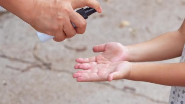 Madre Hijo Usando Antiséptico Desinfectante Para Mano Para Prevenir Propagación — Vídeo de stock