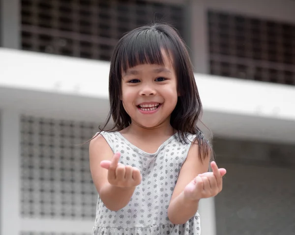 Joyeux Petit Enfant Fille Avoir Plaisir Jouer Sur Maison Arrière — Photo