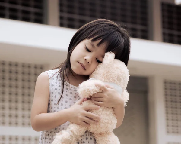 Λυπημένο Κοριτσάκι Που Αγκαλιάζει Αρκουδάκι Της Στέκεται Στην Πίσω Αυλή — Φωτογραφία Αρχείου