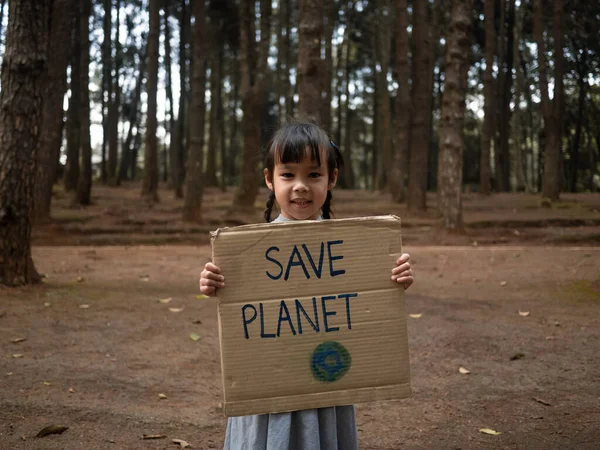 Menina Criança Com Bandeiras Protestando Sobre Poluição Aquecimento Global Floresta — Fotografia de Stock