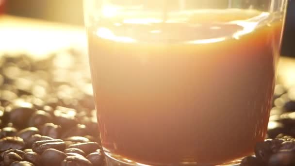 커피에 설탕을 튀기고 아침에 원두를 배경으로 — 비디오