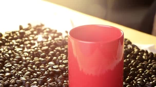 Kahve Fincanı Kahve Dumanı Sabah Taze Kavrulmuş Kahve Çekirdekleri Üzerinde — Stok video