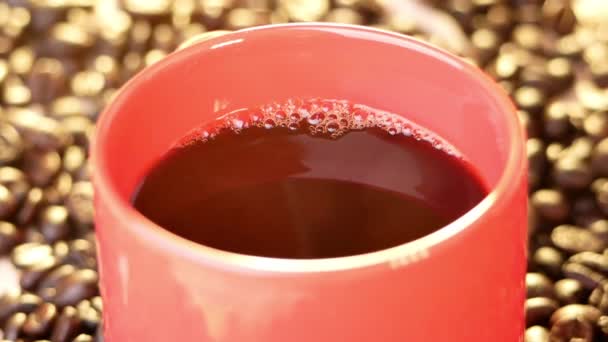 Versare Latte Fresco Una Tazza Rossa Con Delizioso Caffè Nero — Video Stock