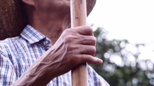 Fermierii Bătrâni Pălărie Paie Țineau Sapă Îndreptau Spre Cer Așteptând — Videoclip de stoc