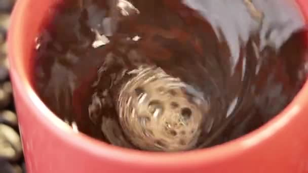 Mieszanie Kawy Łyżeczką Palonym Tle Ziaren Kawy Świeży Poranek Gorąca — Wideo stockowe