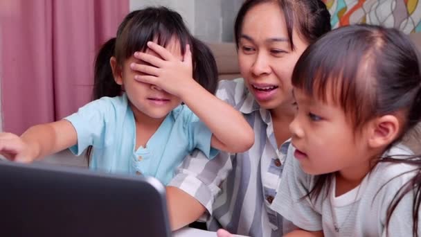 Feliz Madre Hijas Aprendieron Dibujar Través Computadora Portátil Sala Estar — Vídeos de Stock