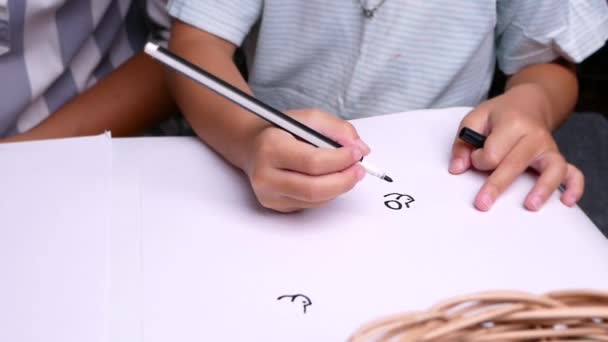 Close Hand Van Het Kleine Meisje Bewust Leren Tekenen Laptop — Stockvideo