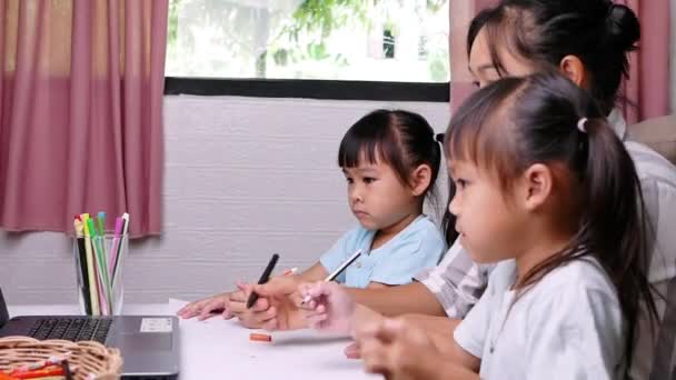 Mãe Feliz Filhas Aprenderam Desenhar Pelo Computador Portátil Sala Estar — Vídeo de Stock