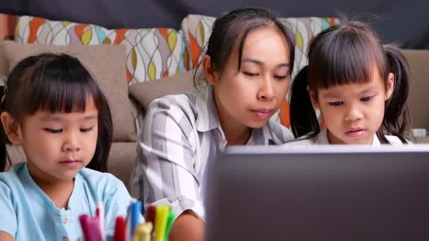 Mãe Feliz Filhas Aprenderam Desenhar Pelo Computador Portátil Sala Estar — Vídeo de Stock