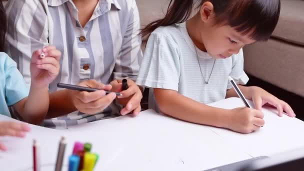 Feliz Madre Hijas Aprendieron Dibujar Través Computadora Portátil Sala Estar — Vídeos de Stock