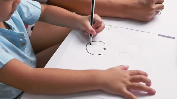 小さな女の子意図的に家族とのリビングルームでラップトップコンピュータを介して描画することを学ぶ ホームスクールのコンセプト 幼稚園オンライン教育 — ストック動画