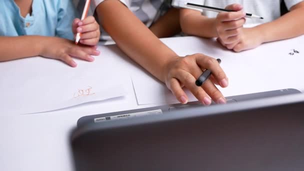 Moeder Dochters Leerden Tekenen Laptop Computer Woonkamer Thuis School Concept — Stockvideo