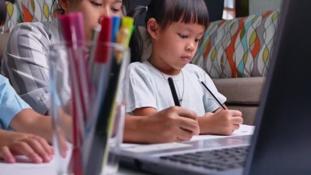 Feliz Madre Hijas Aprendieron Dibujar Través Computadora Portátil Sala Estar — Vídeo de stock