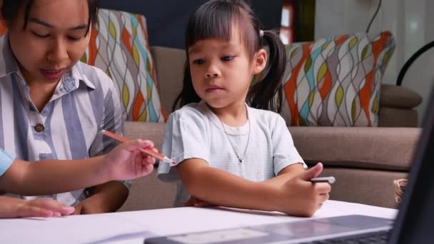 Madre Hijas Aprendieron Dibujar Través Computadora Portátil Sala Estar Madre — Vídeos de Stock