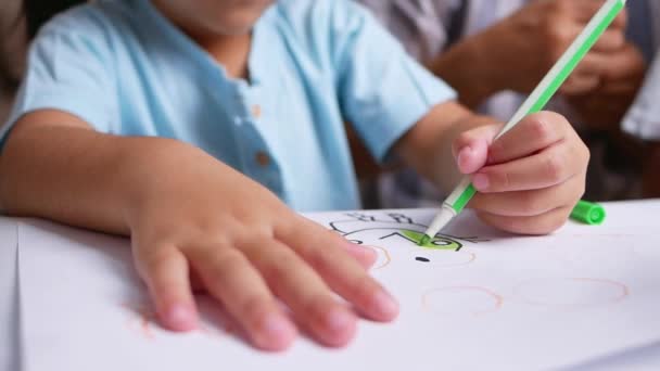 Крупним Планом Маленька Дівчинка Навмисно Вчиться Малювати Через Ноутбук Вітальні — стокове відео