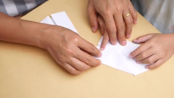 Close Mão Mãe Filhos Aprendendo Dobrar Origami Papel Japonês Casa — Vídeo de Stock