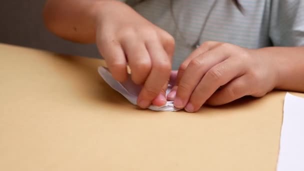 Close Hand Child Girl Dowiaduje Się Japońskiej Sztuce Składania Papieru — Wideo stockowe