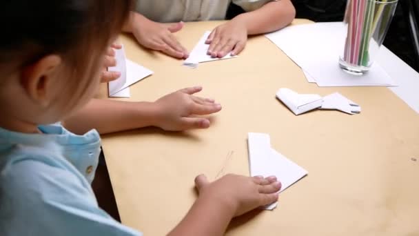 Madre Hijos Aprendiendo Sobre Arte Japonés Doblar Papel Formas Decorativas — Vídeo de stock