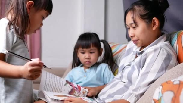 Anne Çocuklarla Kitap Okuyor Evde Kanepede Oturuyor Hafta Sonları Aile — Stok video