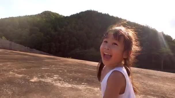 Menina Feliz Brincando Parque Verão Feliz Infância Menina Correr Longo — Vídeo de Stock