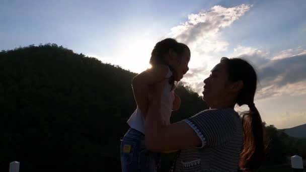 Mãe Feliz Segurando Menina Sorrindo Brincando Pôr Sol Fundo Parque — Vídeo de Stock