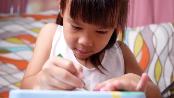 Söt Liten Förskolebarn Ritning Och Färg Hemma Stanna Hemma Utbrottet — Stockvideo