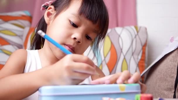 Lindo Niño Preescolar Dibujar Colorear Casa Quédese Casa Durante Brote — Vídeos de Stock