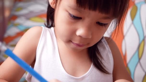 Niedliches Kleines Vorschulkind Malen Und Malen Hause Bleiben Sie Während — Stockvideo