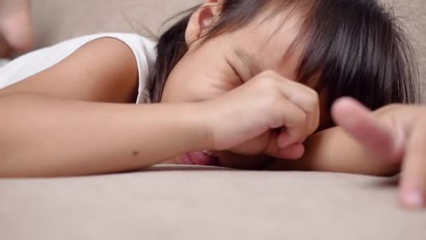Menina Bonito Deitado Sofá Sala Estar Olhando Para Câmera Sorrindo — Vídeo de Stock