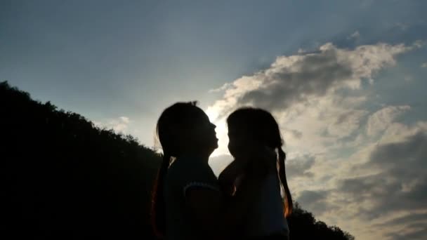 Silhueta Mãe Feliz Segurando Menina Sorrindo Brincando Fundo Pôr Sol — Vídeo de Stock