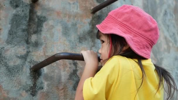 Niña Subiendo Las Escaleras Metal Patio Recreo Concepto Infancia Feliz — Vídeo de stock