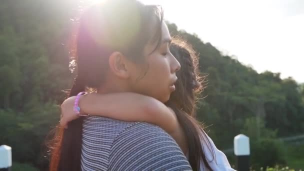 Triste Menina Abraçando Sua Mãe Enquanto Caminhava Verão Natureza — Vídeo de Stock