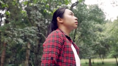 Ulusal parkta yaz yağmurunun tadını çıkaran bir kadın turist. Koruma turizmi kavramı.