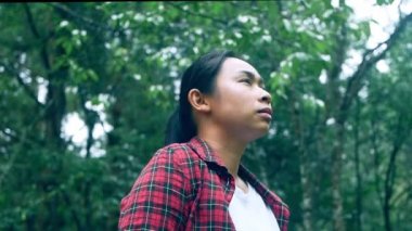 Ulusal parkta yaz yağmurunun tadını çıkaran bir kadın turist. Koruma turizmi kavramı.