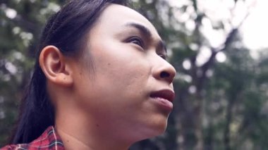 Ulusal parkta yaz yağmuru eşliğinde doğanın tadını çıkaran mutlu kadın turistlerin yakın çekimi. Koruma turizmi kavramı.