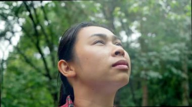 Ulusal parkta yaz yağmuru eşliğinde doğanın tadını çıkaran mutlu kadın turistlerin yakın çekimi. Koruma turizmi kavramı.